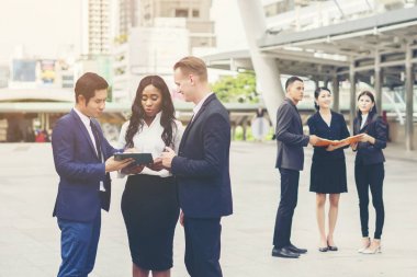 Portre de toplantı dışında iş insanlar konuşma grubu. İş kavramı.