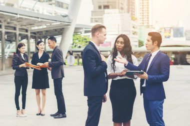 Portre de toplantı dışında iş insanlar konuşma grubu. İş kavramı.