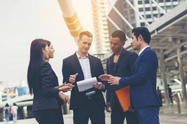 Portre de toplantı dışında iş insanlar konuşma grubu. İş kavramı.