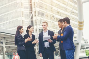 Portre de toplantı dışında iş insanlar konuşma grubu. İş kavramı.