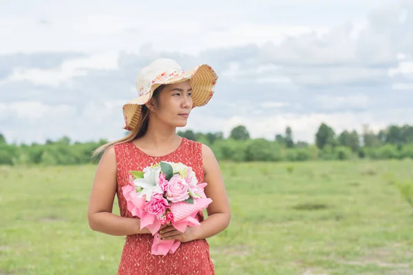 Mujer Joven Belleza Relajante Campo Verde Disfruta Con Madura Concepto —  Fotos de Stock