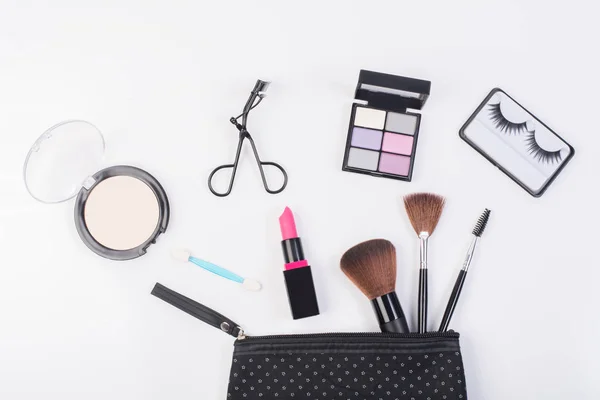 Vista Superior Una Bolsa Maquillaje Con Productos Cosméticos Belleza Derramándose — Foto de Stock