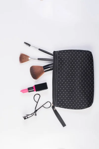 Vista Superior Una Bolsa Maquillaje Con Productos Cosméticos Belleza Derramándose —  Fotos de Stock