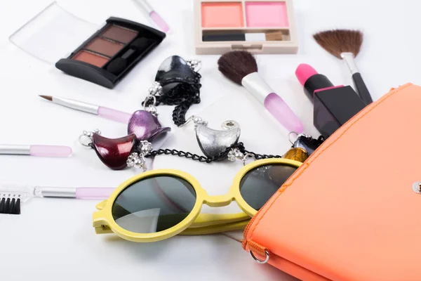 Vista Superior Una Bolsa Maquillaje Con Productos Cosméticos Belleza Derramándose — Foto de Stock