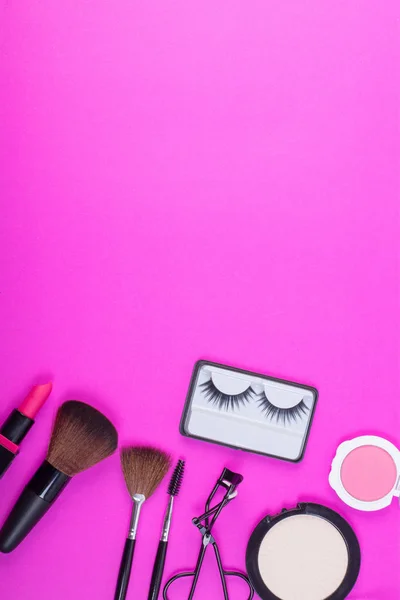 ピンクの背景の空白部分の周囲に配置化粧品美容製品のコレクションのトップ ビュー — ストック写真