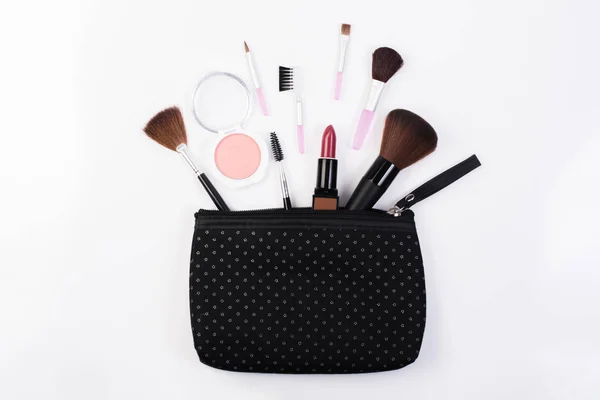 Vista Superior Una Bolsa Maquillaje Con Productos Cosméticos Belleza Derramándose — Foto de Stock