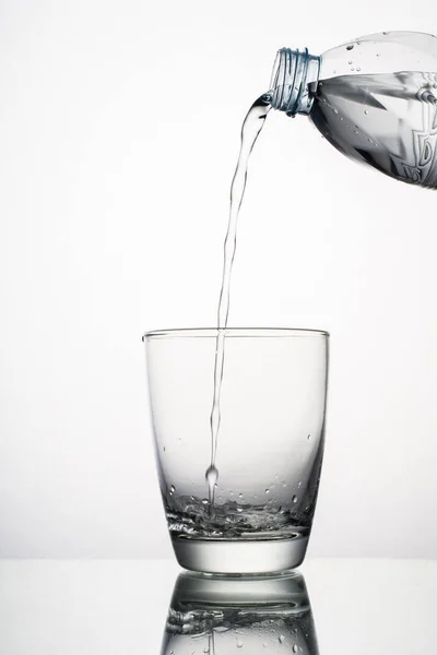 Närbild Hälla Vatten Stänk Från Glas Isolerade Vit Bakgrund — Stockfoto