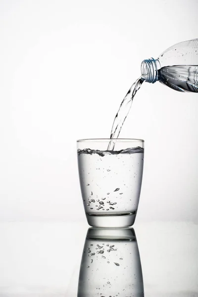 Nahaufnahme Von Spritzendem Wasser Aus Glas Isoliert Auf Weißem Hintergrund — Stockfoto