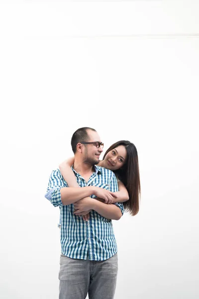 白い背景で隔離された若い幸せなカップルの肖像画 — ストック写真