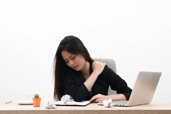 Jovem Mulher Negócios Parece Estressante Cansado Sentado Local Trabalho Com — Fotografia de Stock