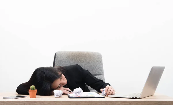 Cansada Excesso Trabalho Jovem Empresária Dormir Escritório Local Trabalho Isolado — Fotografia de Stock