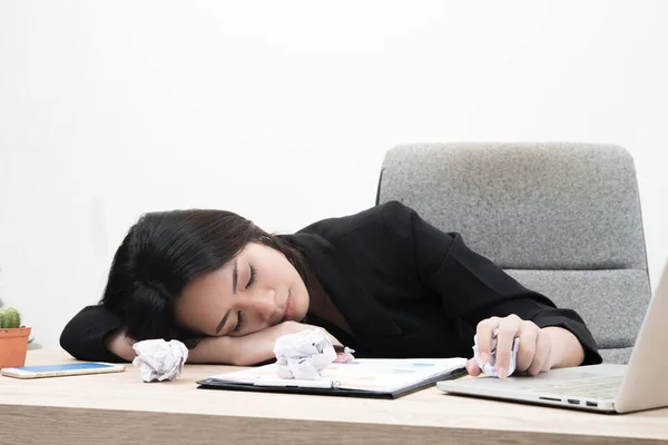 Κουρασμένος Καταπονημένο Επιχειρήσεις Νεαρή Γυναίκα Ύπνο Στο Γραφείο Στο Χώρο — Φωτογραφία Αρχείου