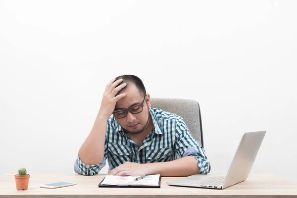 Ung Affärsman Ser Stressad Sitter Arbetsplats Med Telefon Och Laptop — Stockfoto