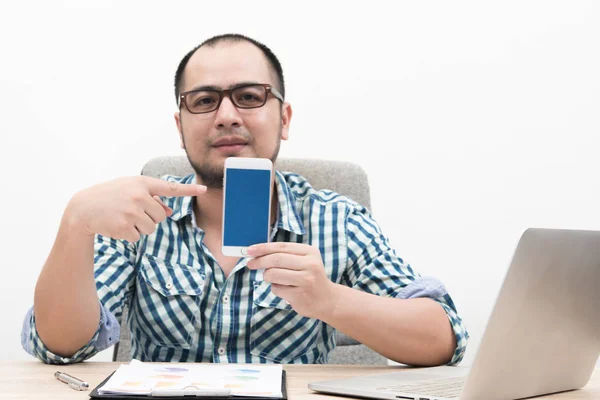 Porträtt Affärsman Som Sitter Bakom Tabell Visar Smartphone Med Blå — Stockfoto