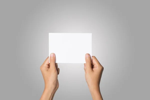 Закрытие Руки Женщины Держащей Бланковую Бумагу Изолированную Белом Фоне — стоковое фото