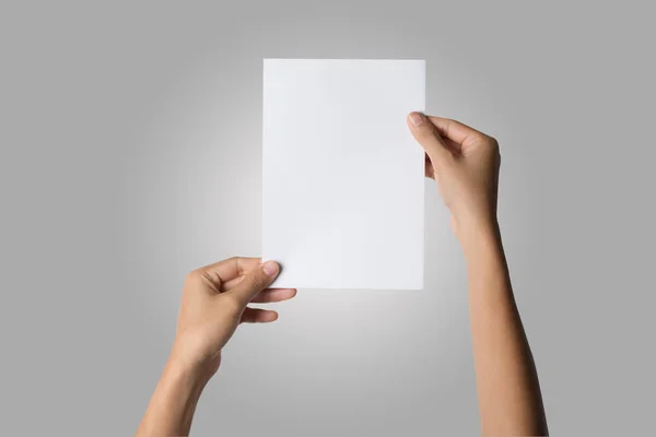 Nahaufnahme Einer Frau Die Leeres Papier Auf Weißem Hintergrund Hält — Stockfoto