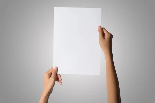 Закрытие Руки Женщины Держащей Бланковую Бумагу Изолированную Белом Фоне — стоковое фото