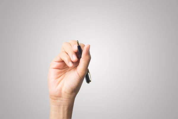 Mano Mujer Con Plumas Aisladas Sobre Fondo Blanco — Foto de Stock