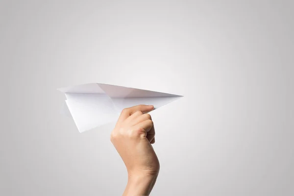 Frau Hand Dart Papier Flugzeug Isoliert Auf Weißem Hintergrund — Stockfoto