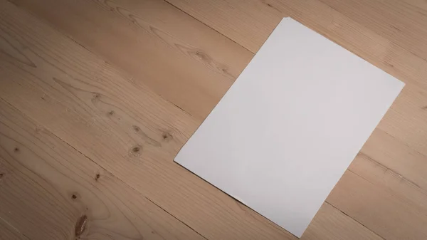 Fából Készült Asztal Fehér Üres Papír Jegyzék — Stock Fotó