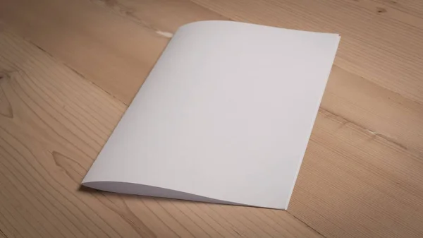 Vit Blank Papper Notepad Träbord — Stockfoto