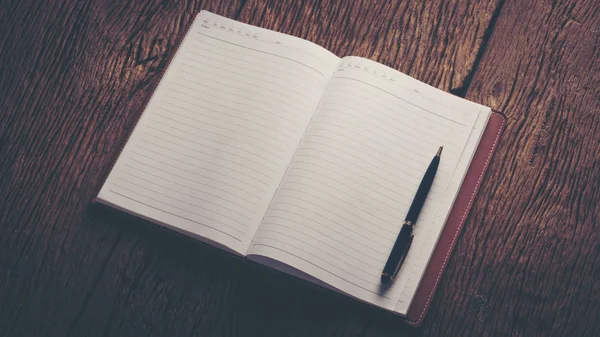 Imagen Cuaderno Abierto Blanco Sobre Mesa Madera Listo Para Añadir — Foto de Stock