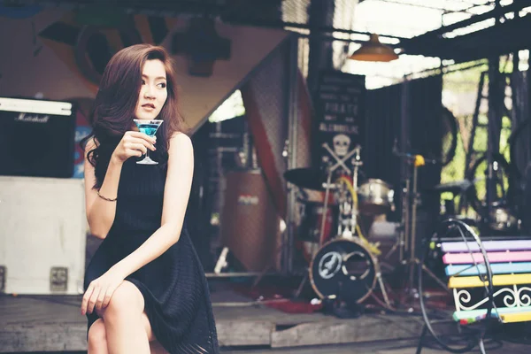 Retrato Una Joven Feliz Divirtiéndose Bebiendo Cóctel —  Fotos de Stock