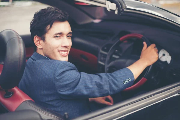 Joven Guapo Traje Coche Deportivo —  Fotos de Stock