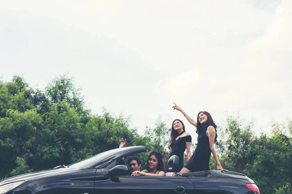 Szczęśliwy Nastoletnich Przyjaciół Zabawy Siedzą Samochód Wzdłuż Drogi Kraj — Zdjęcie stockowe