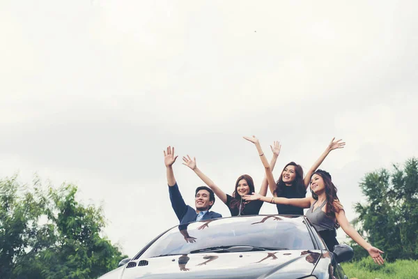 Gelukkig Jeugdvrienden Plezier Zitten Auto Langs Een Landweg — Stockfoto