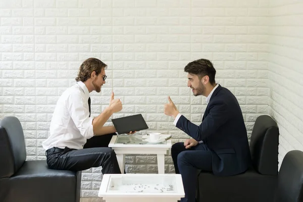 Jungunternehmer Gespräch Mit Kollegen Einer Modernen Business Lounge Berufstätige Unternehmer — Stockfoto
