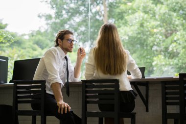 Ofiste çalışırken birlikte toplantı mutlu arkadaşları var.