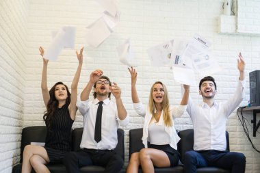 Mutlu gülümseme iş adamları, at kağıtları, belgeleri çalışma ile başarılı bir şekilde havada uçmak. İş başarı kavramı.