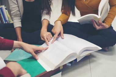 Söz ve kitaplığında sınavı için hazırlık kitapları ile mutlu öğrenci grubu. Eğitim kavramı.