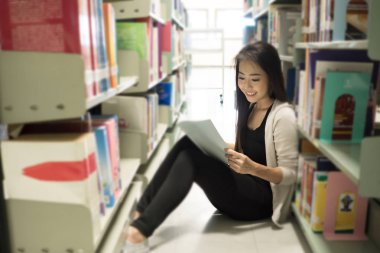 Genç oldukça Asya öğrenci Kitaplığı'nda okuyordu. Eğitim kavramı.