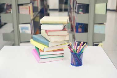 Görüntü kazık kitap ve Kırtasiye Kütüphanesi'nde. Eğitim kavramı.