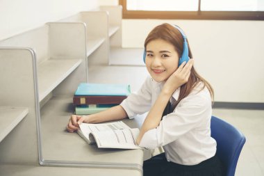 Genç oldukça Asya öğrenci Kitaplığı'nda okuyordu. Eğitim kavramı.