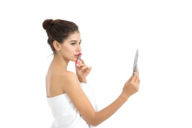 Makyaj öğe üzerinde beyaz izole tutan el ile güzel kadın.