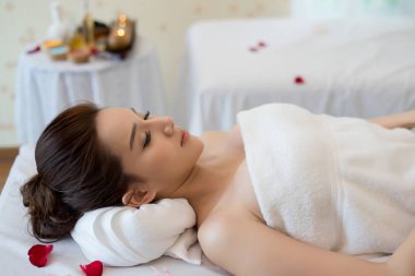 Spa masaj önce dinlenme çiçekli güzel gülümseyen kadın.