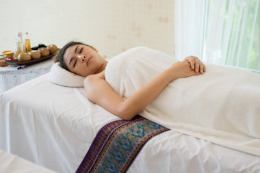 Spa masaj önce dinlenme çiçekli güzel gülümseyen kadın.