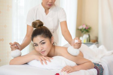 Spa salonda vücudun sağlıklı masaj ile genç güzel kadın. Güzellik kavramı.