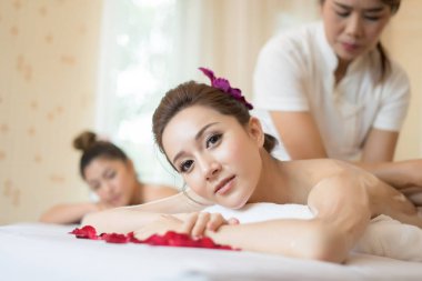 Spa salonda vücudun sağlıklı masaj ile genç güzel kadın. Güzellik kavramı.