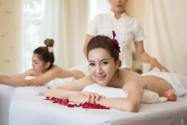 Spa salonda vücudun sağlıklı masaj ile genç güzel kadın. Güzellik kavramı.