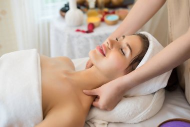 Spa salonda vücudun sağlıklı masaj ile genç güzel kadın. Güzellik kavramı.