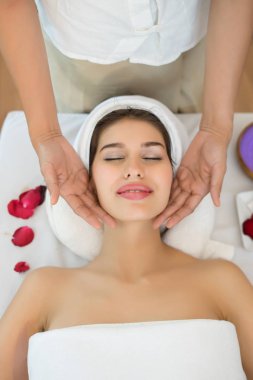 Geleneksel doğu masaj terapisi ve güzellik tedavileri. Güzeller güzeli genç bayanın masaj salonu var.. 