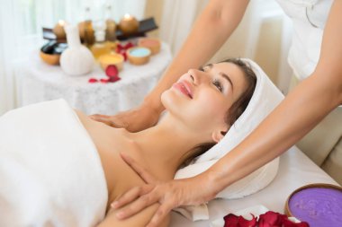 Spa salonda vücudun sağlıklı masaj ile genç güzel kadın. Güzellik kavramı.