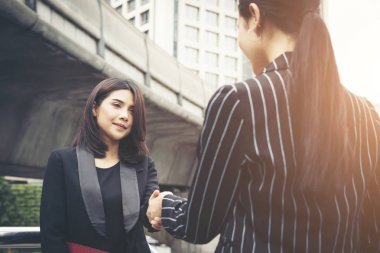 İşadamları karşılıklı workmate karşılıklı iş ortağı anlaşma birlikte çalışır.