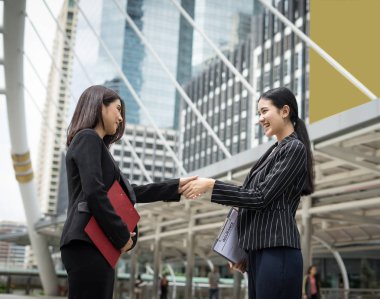 İşadamları karşılıklı workmate karşılıklı iş ortağı anlaşma birlikte çalışır.