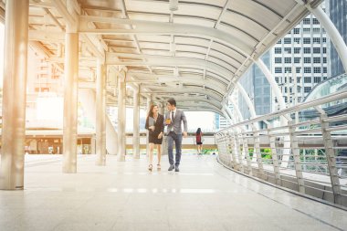 İş adamları geçiş ofisine. Birbirlerine gülümseyen.