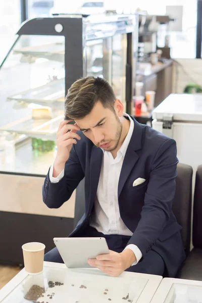 Joven Empresario Curioso Viendo Algo Tableta — Foto de Stock